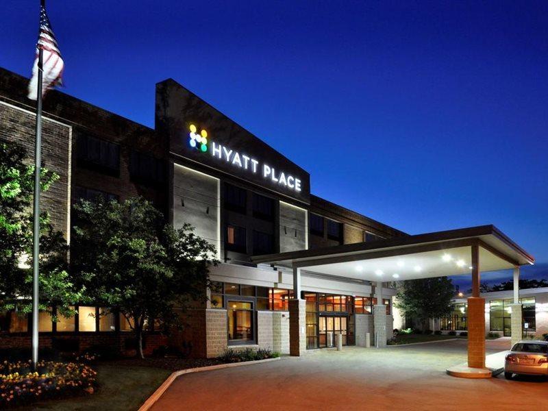 Comfort Suites Milwaukee West Exterior foto